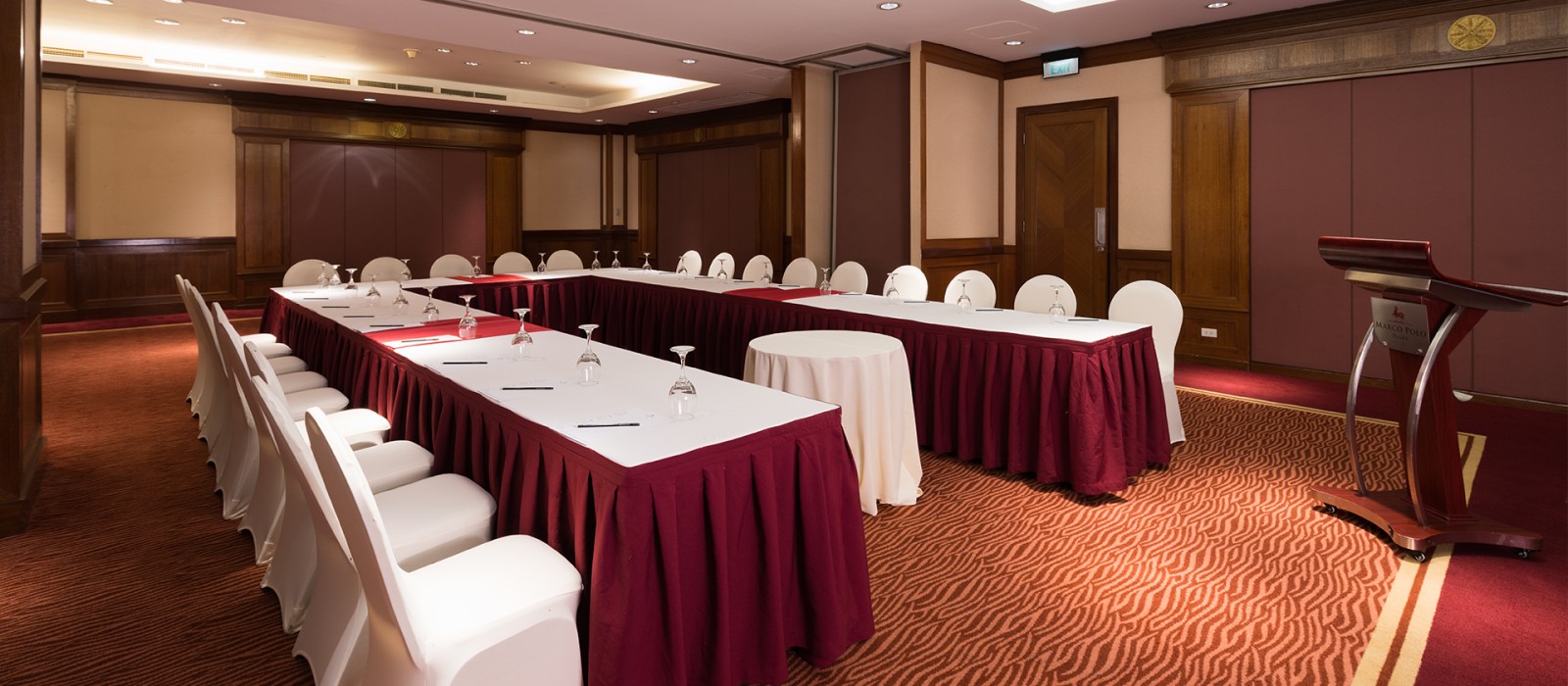 For occasions requiring an intimate space, the Seoul Room is perfect for board or high-level meetings, and supported by modern audio-visual facilities.