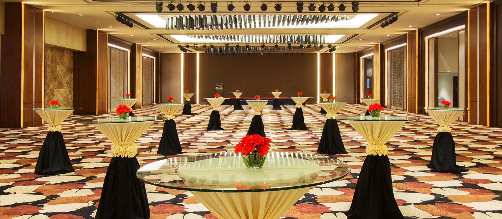 Accommodating up to 1,200 guests, the Cebu Grand Ballroom with city views and natural light is the hotel&#x27;s centrepiece venue for grand affairs and social events. The elegant space can be configured into smaller areas, each with its own entrance, and is equipped with modern audio-visual technology.