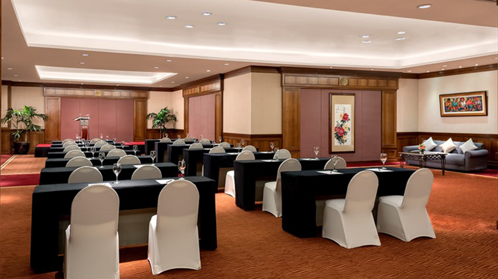 Designed to suit any occasion, the Tokyo Room is accesible via the grand staircase and a popular venue for mid-sized meetings and social events. The flexible space can be divided into two rooms.